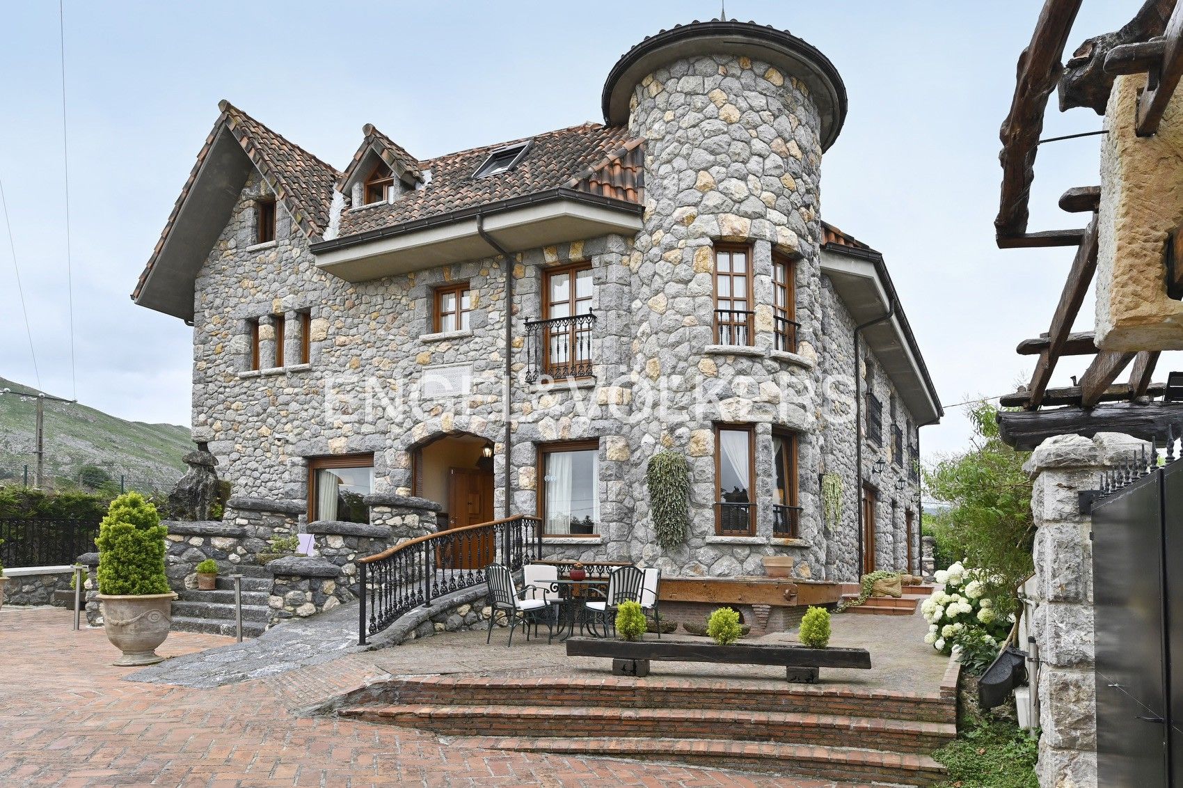 Exterior view of House or chalet for sale in Castro-Urdiales  with Air Conditioner, Heating and Private garden