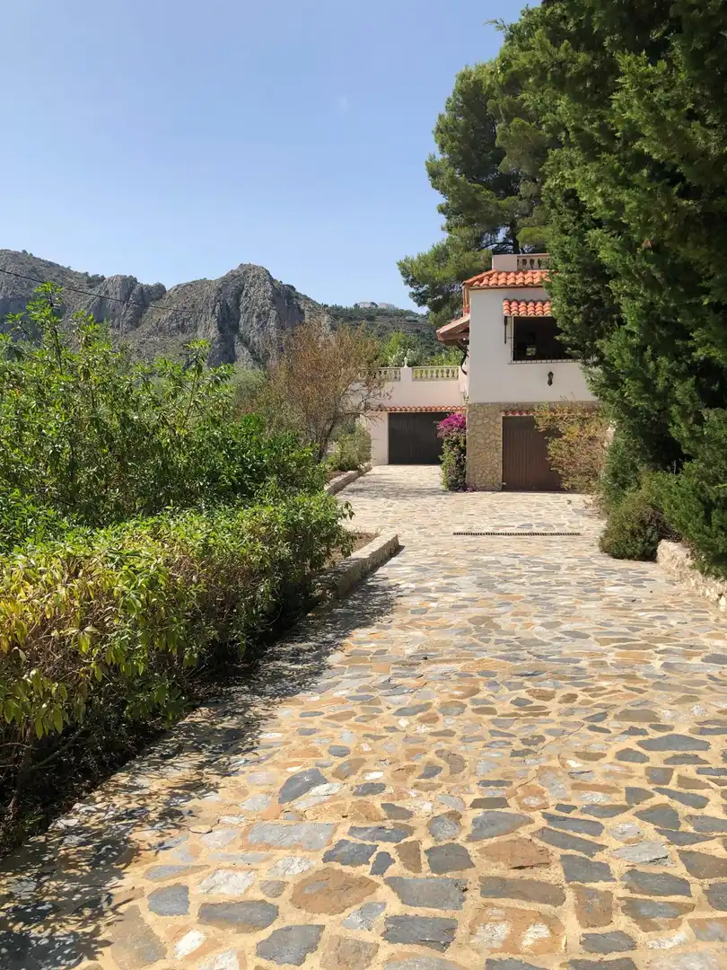 Vista exterior de Casa o xalet en venda en Tàrbena amb Aire condicionat, Calefacció i Jardí privat