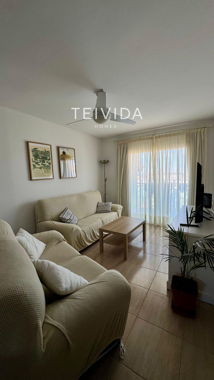 Sala d'estar de Pis de lloguer en Guía de Isora amb Terrassa, Piscina i Moblat