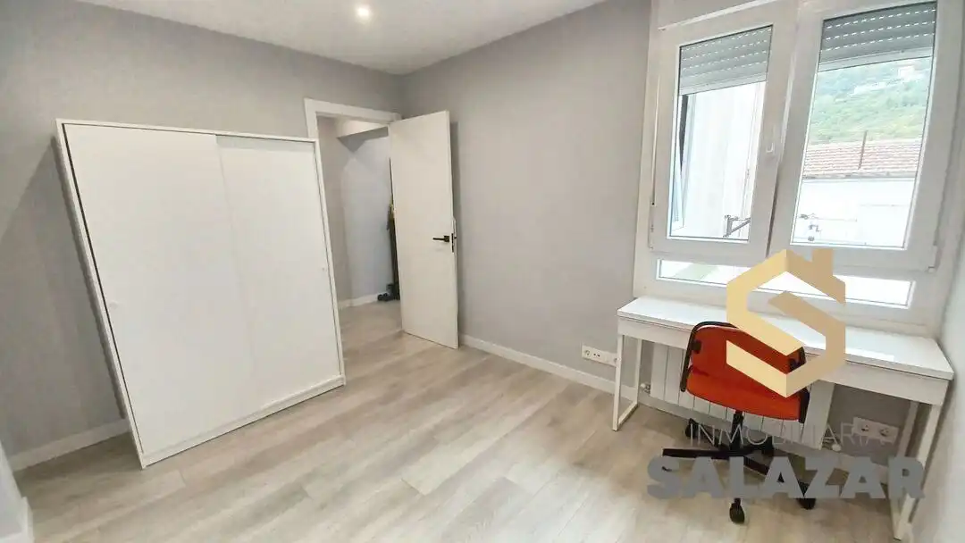 Bedroom of Flat for rent in Bilbao   with Heating