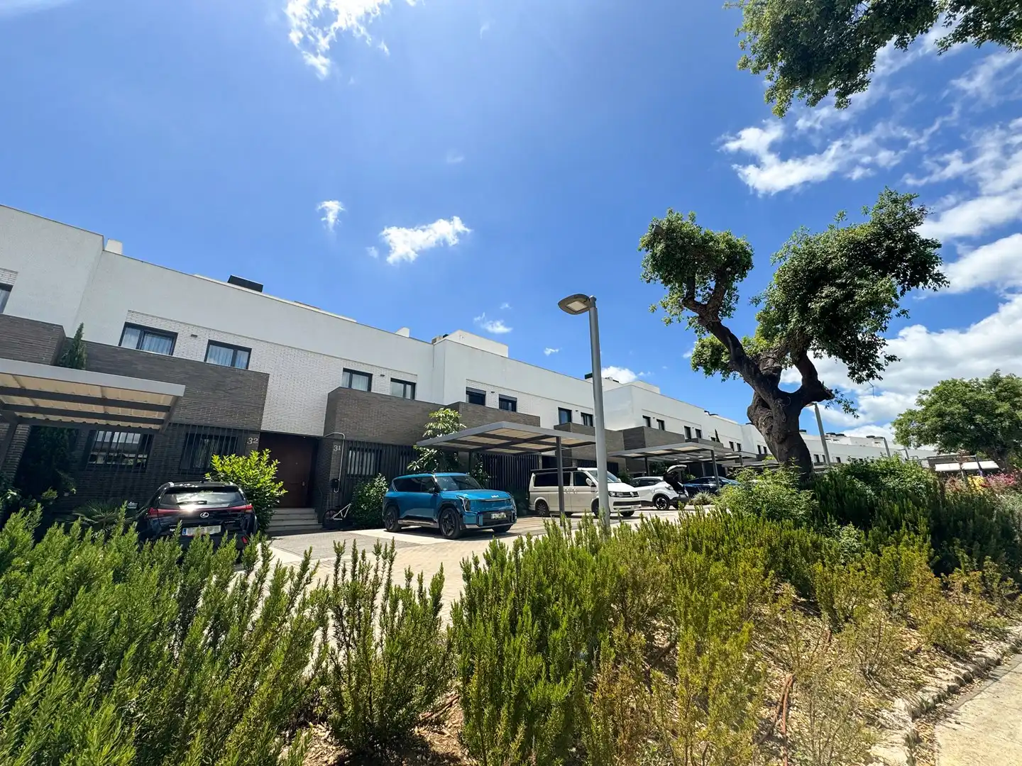 Vista exterior de Casa adosada en venda en Sotogrande amb Aire condicionat, Calefacció i Jardí privat