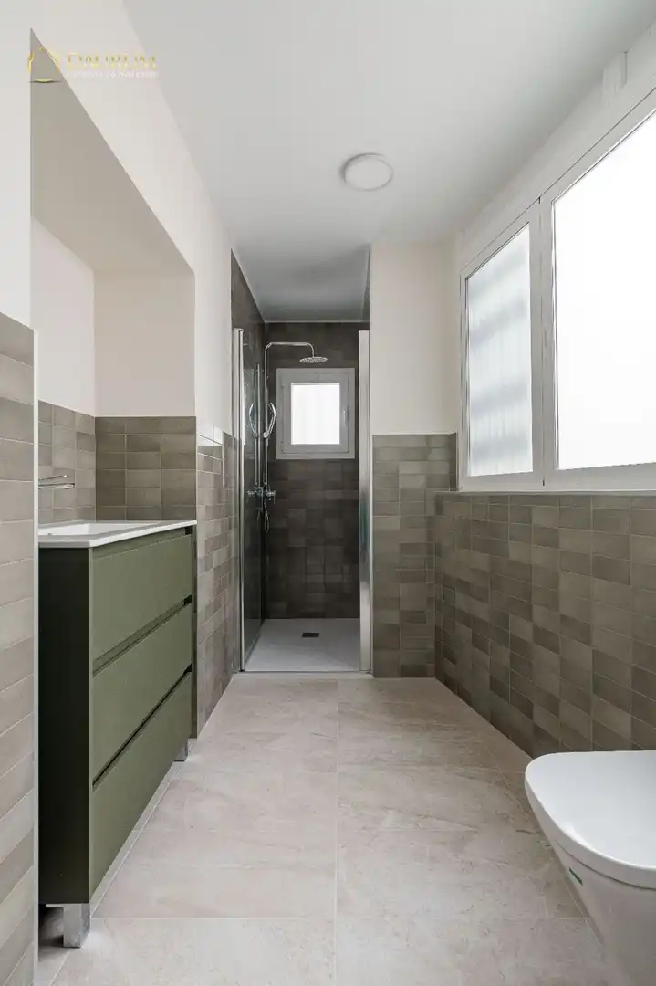 Bathroom of Flat for sale in Madrid  with Air Conditioner and Heating