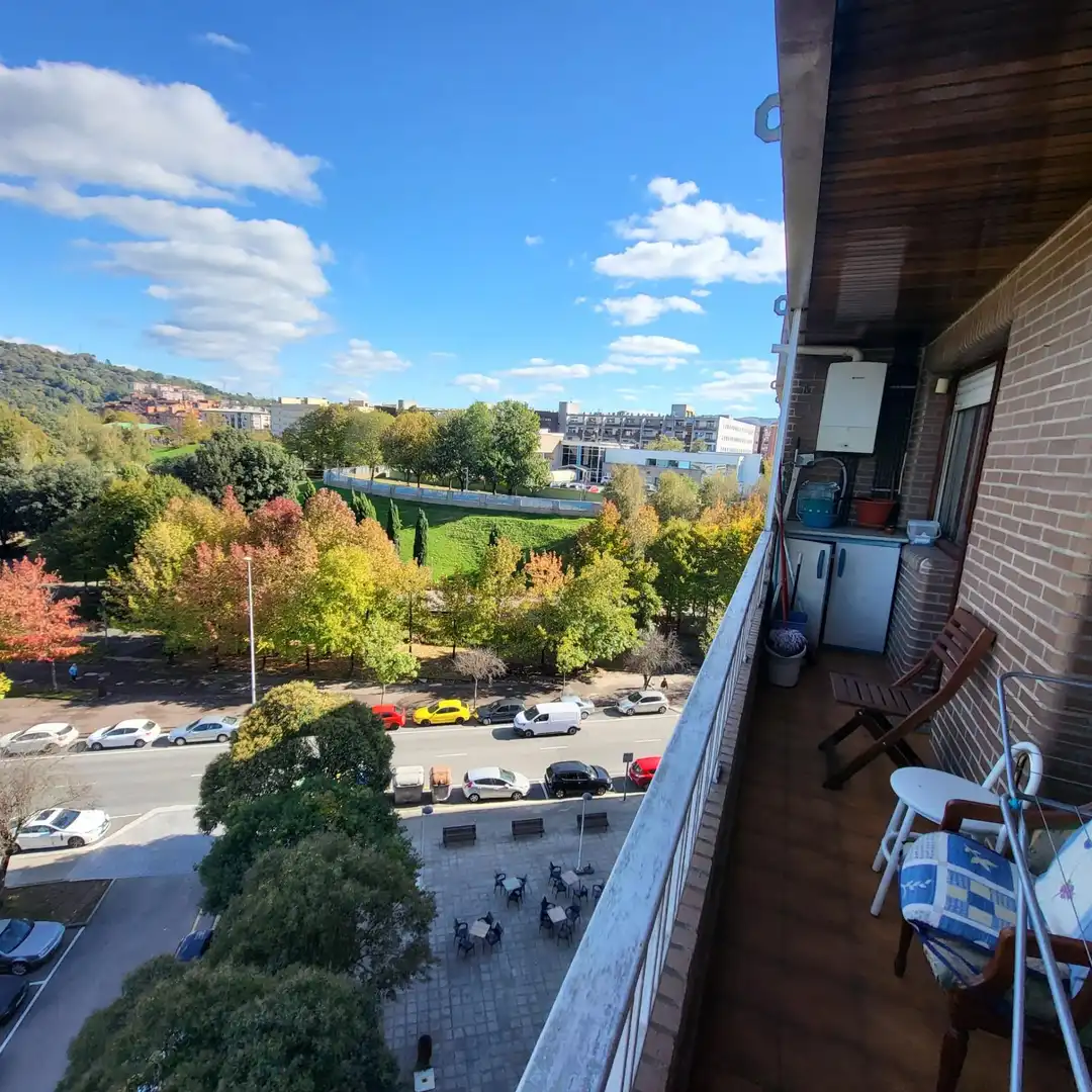 Vista exterior de Piso en venta en Basauri  con Calefacción, Terraza y Trastero