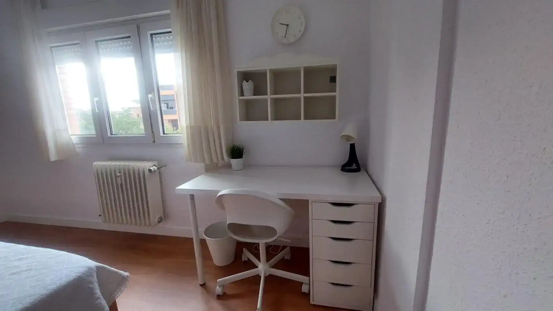 Bedroom of Flat for rent in Oviedo   with Parquet flooring, Washing machine and Microwave