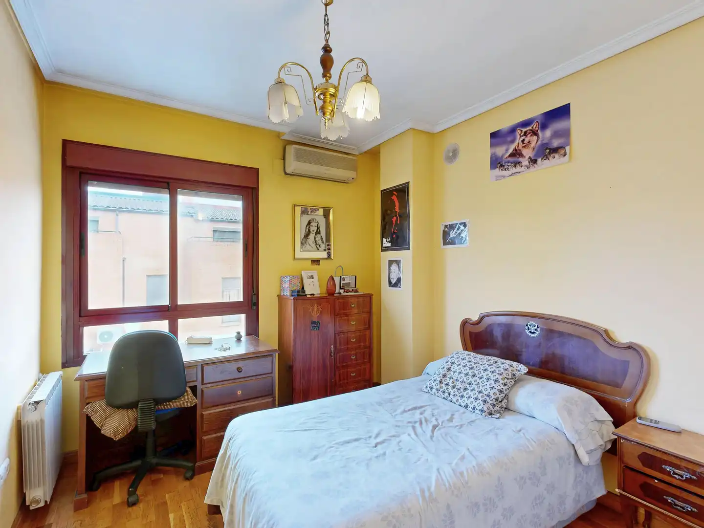 Habitación de Casa adosada en venta en Cáceres con Calefacción y Trastero