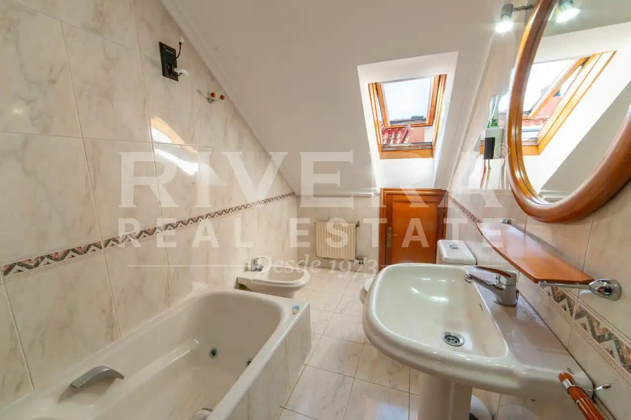 Bathroom of Attic for sale in Vigo   with Heating, Terrace and Storage room