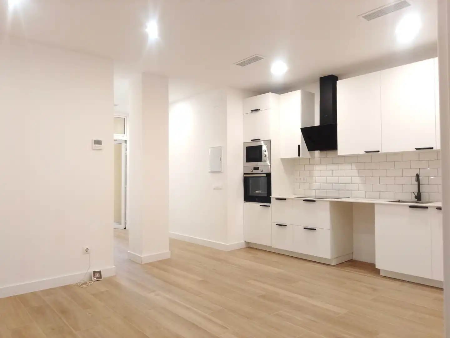 Cocina de Planta baja en venta en L'Hospitalet de Llobregat con Aire acondicionado, Calefacción y Terraza