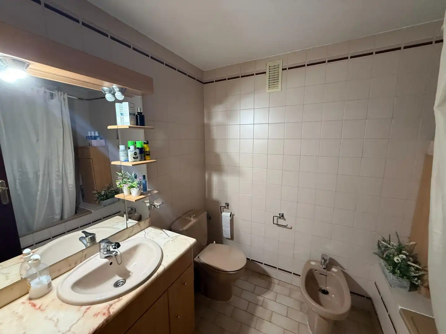 Badezimmer von Wohnung zum Verkauf in Valencia mit Klimaanlage und Balkon