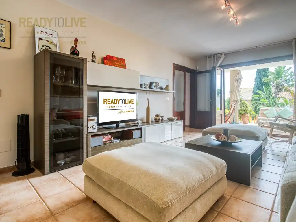 Wohnzimmer von Einfamilien-Reihenhaus zum Verkauf in Alcúdia mit Klimaanlage, Privatgarten und Terrasse
