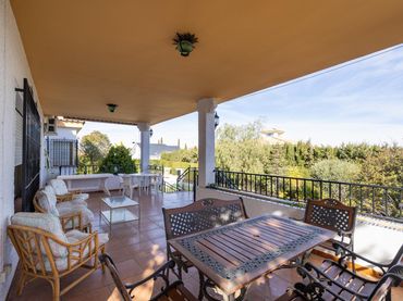 Villa con piscina in vendita a Calle Lindaraja