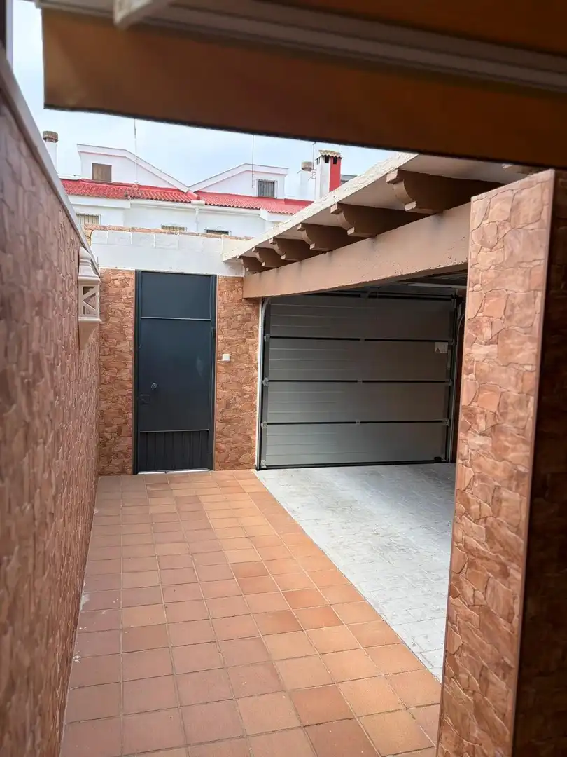 Terraced house with pool for sale in Paseo de las Palmeras, imagen 2