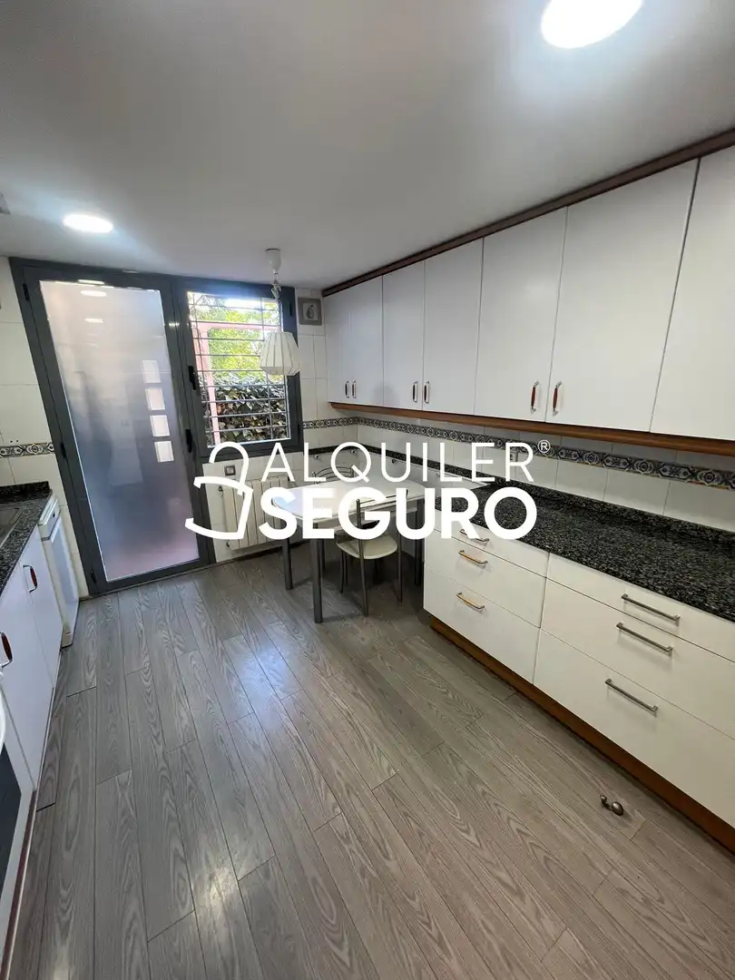 Cuina de Pis de lloguer en Madrid amb Aire condicionat, Calefacció i Terrassa