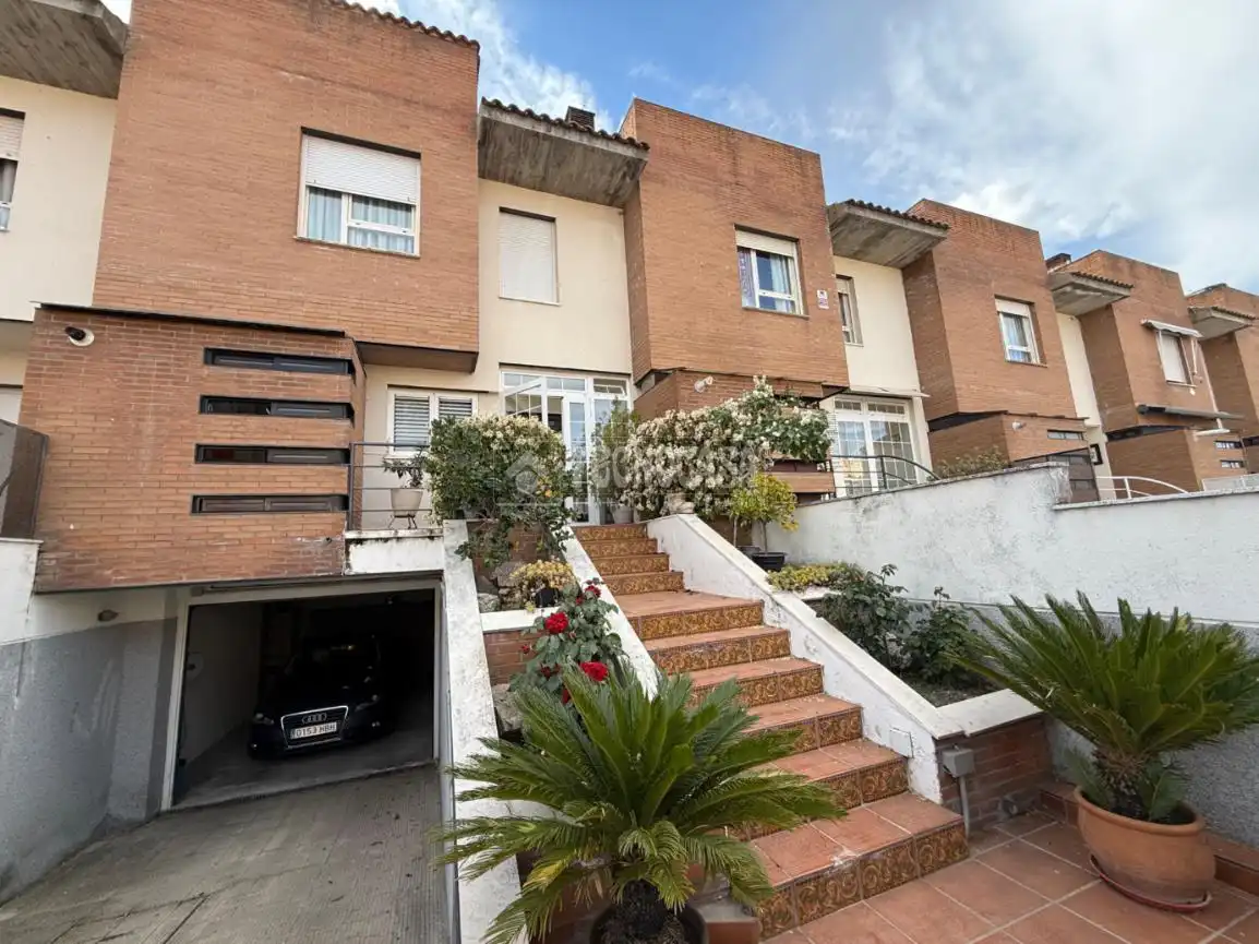 Vista exterior de Casa adosada en venda en Villanueva de la Cañada amb Aire condicionat, Calefacció i Jardí privat