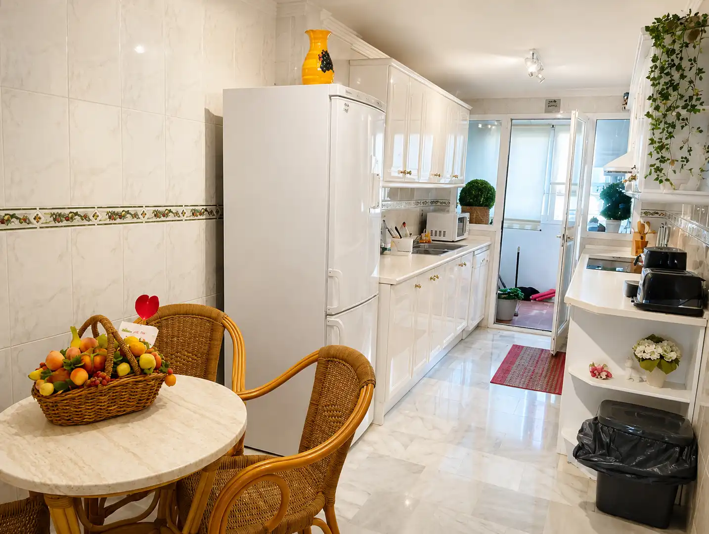 Cocina de Piso de alquiler en Estepona con Aire acondicionado, Terraza y Amueblado