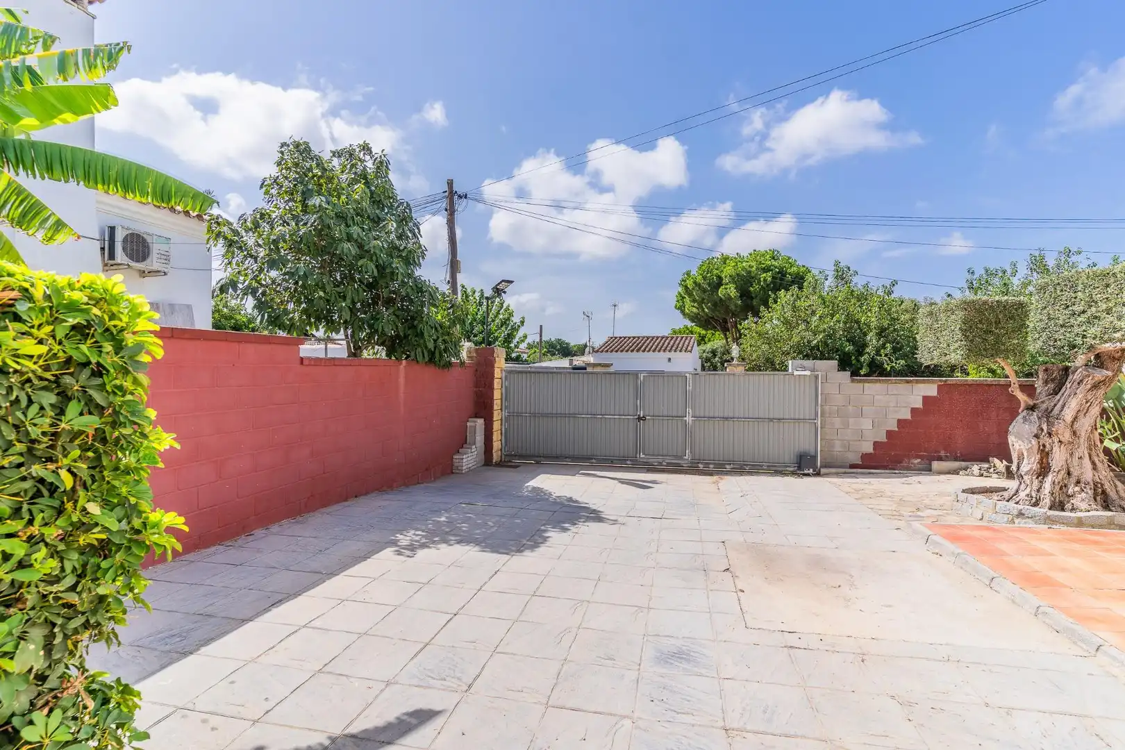 Vista exterior de Casa o chalet en venta en Chiclana de la Frontera con Jardín privado, Trastero y Piscina