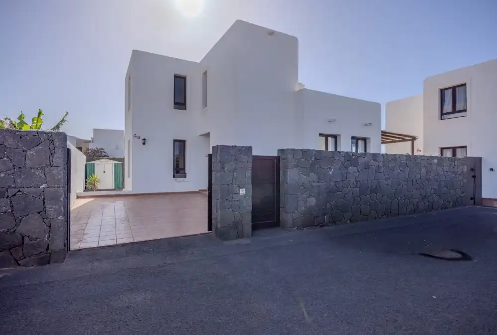 Vista exterior de Casa o chalet en venta en Yaiza con Terraza, Balcón y Internet