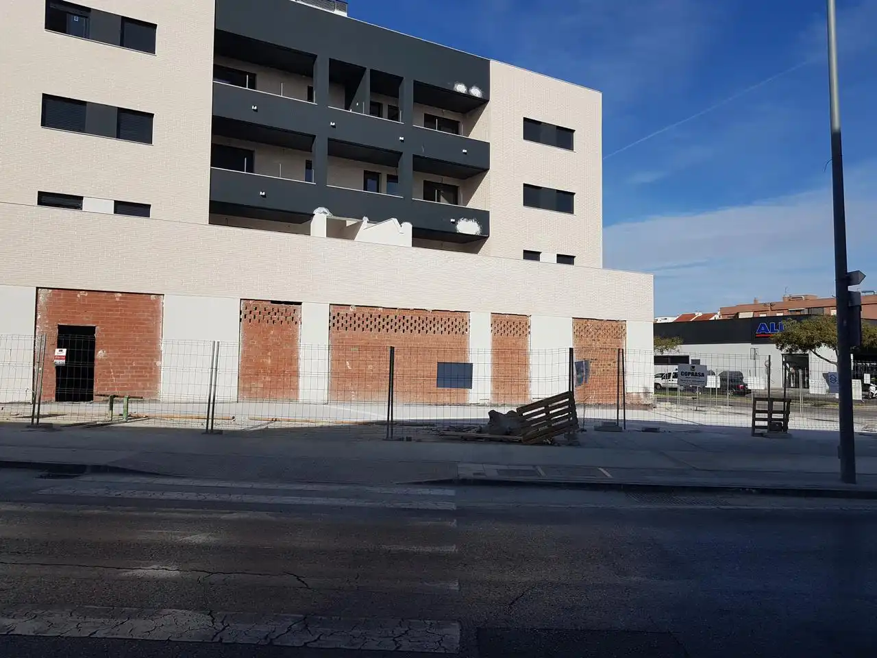 Local comercial de lloguer a Alcalde Jesús Mántaras, imagen 2