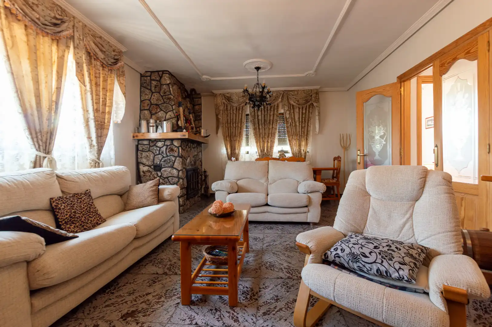 Sala de estar de Casa o chalet en venta en Hontoba con Calefacción, Jardín privado y Terraza