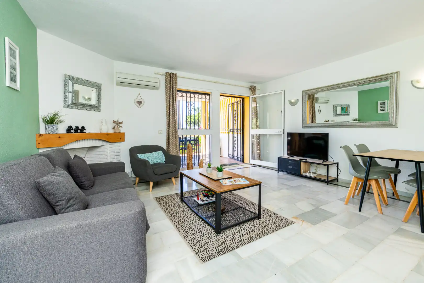 Sala d'estar de Planta baixa en venda en Mijas amb Aire condicionat, Terrassa i Piscina