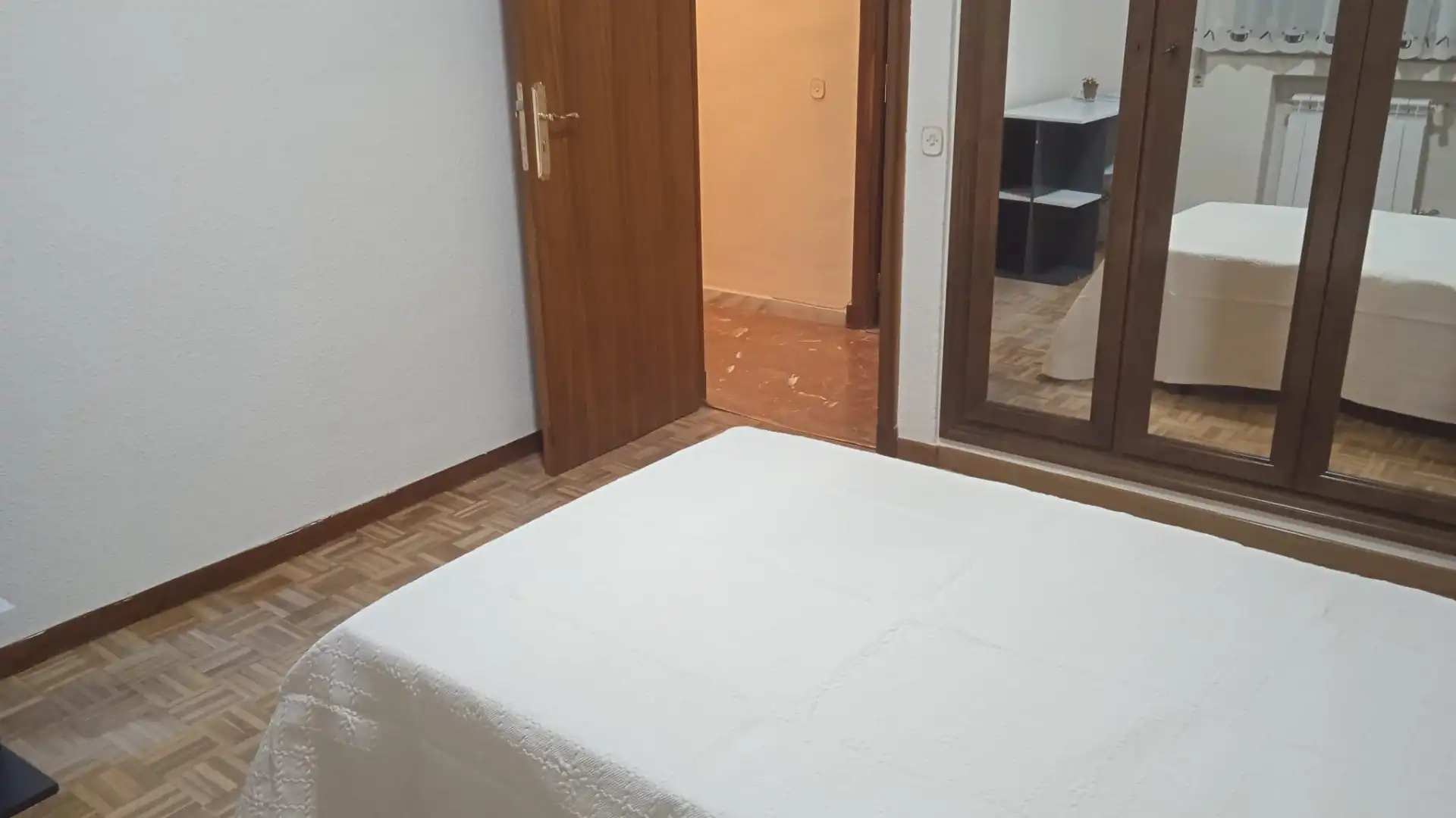Schlafzimmer von Wohnung zur untervermieten in Salamanca mit Heizung, Parkett und Möbliert