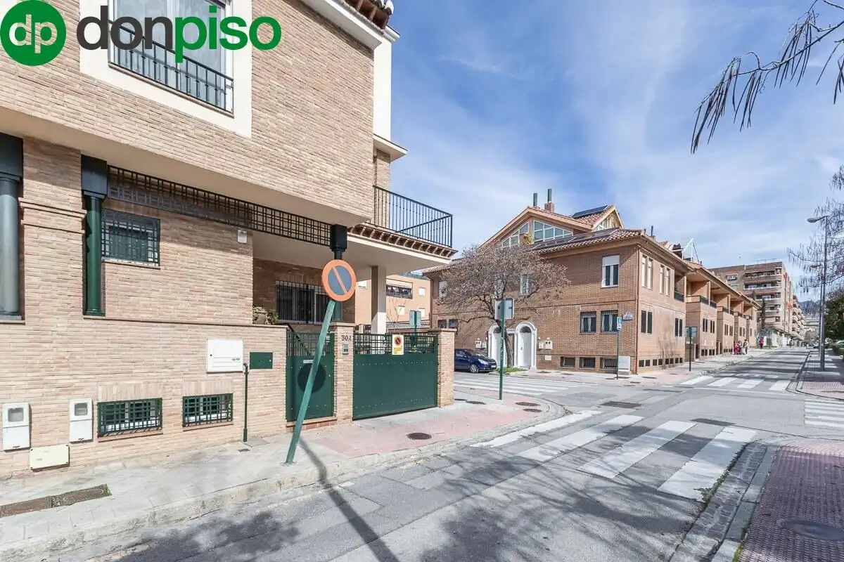Vista exterior de Casa adosada en venta en Granada con Calefacción, Jardín privado y Terraza