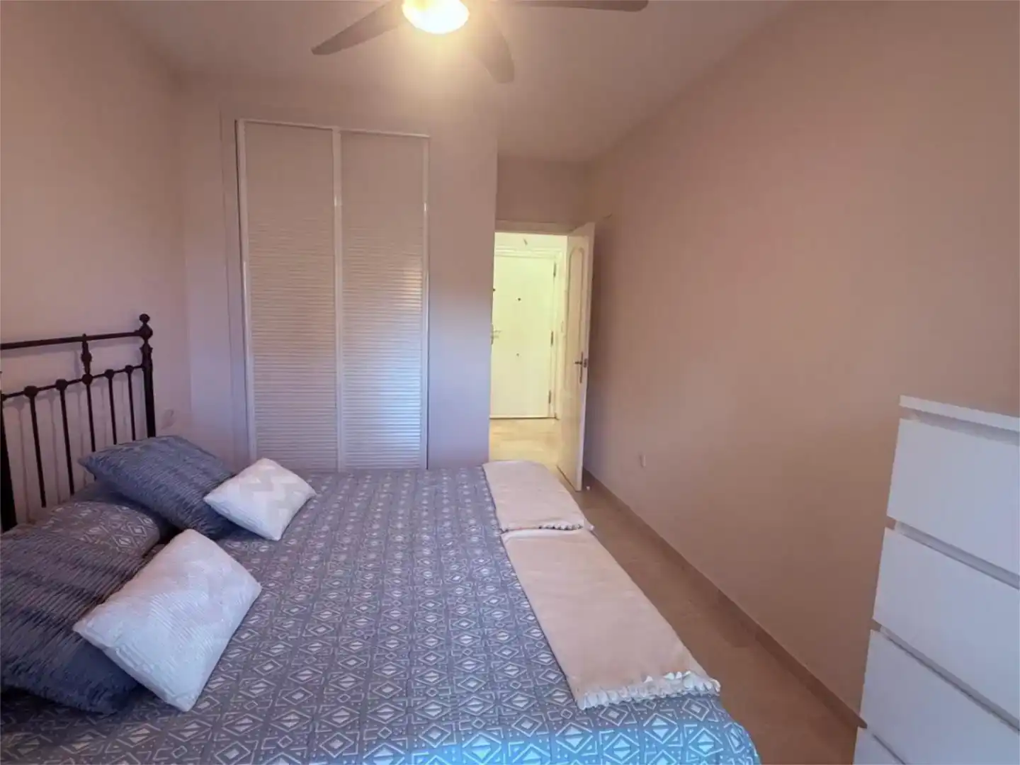 Schlafzimmer von Dachboden zur Miete in Torremolinos mit Klimaanlage, Privatgarten und Schwimmbad