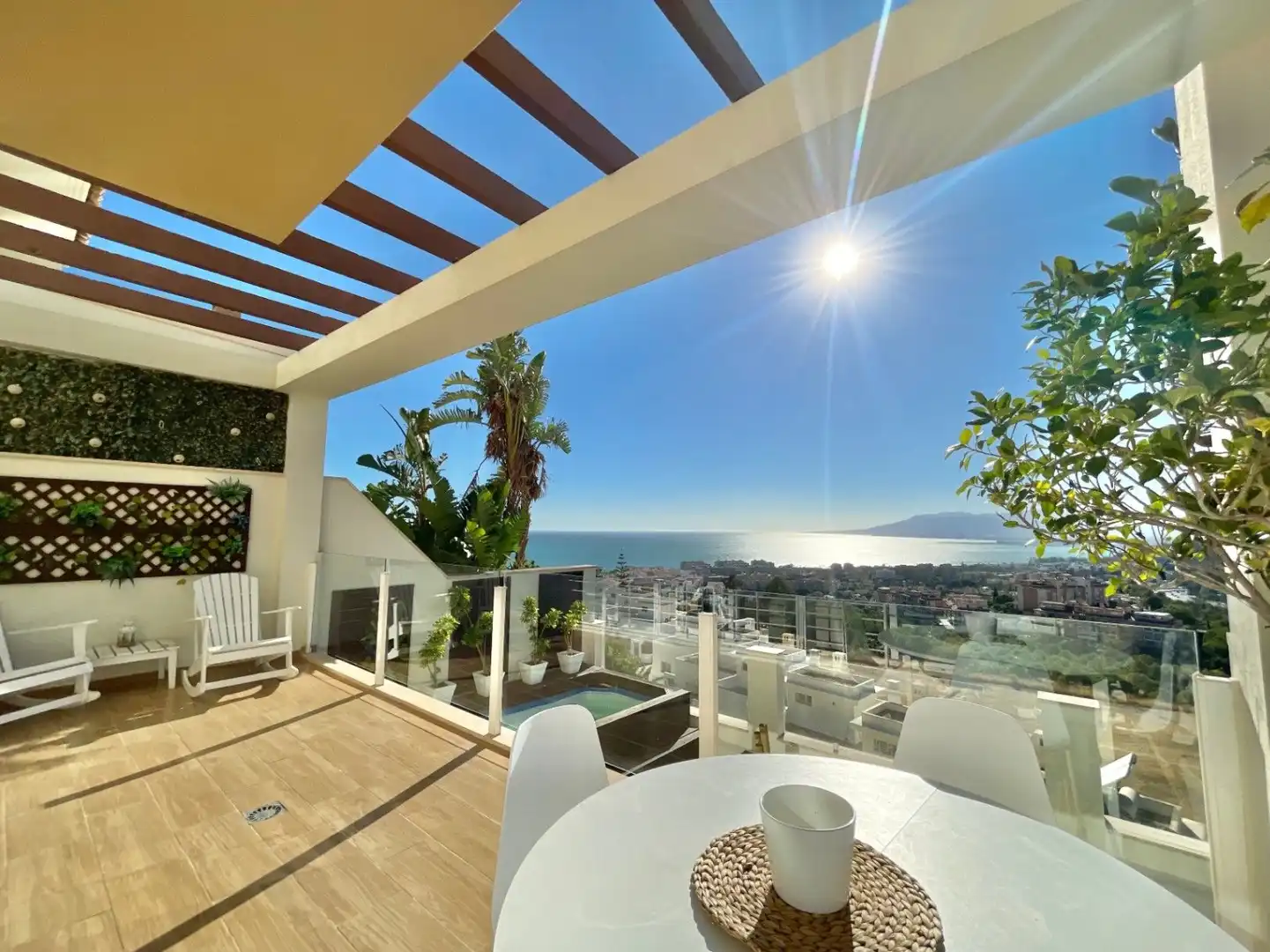 Terrasse von Einfamilien-Reihenhaus zum Verkauf in Málaga mit Klimaanlage, Heizung und Privatgarten