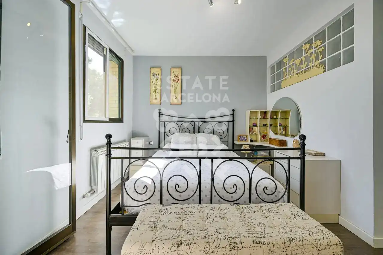 Schlafzimmer von Einfamilien-Reihenhaus zum Verkauf in Mataró mit Klimaanlage, Heizung und Terrasse
