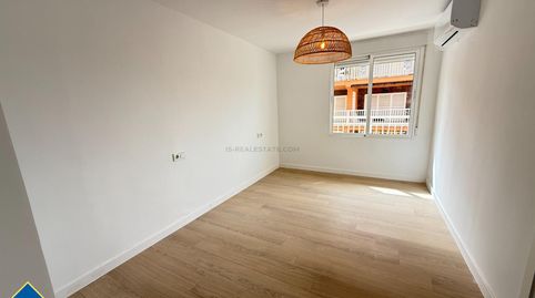 Apartamento renovado con terraza, en la provincia de Alicante, en la ciudad de Torrevieja, en la zona de Playa del Acequión. 3 hab, imatge 2