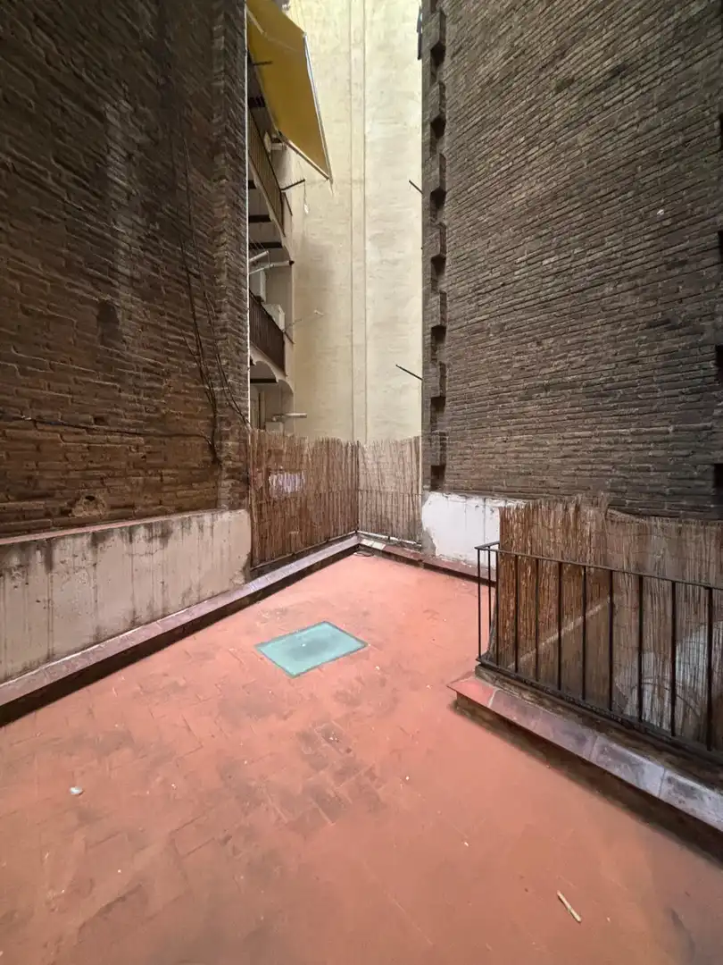 Appartamento con terrazza in vendita a Avinguda del Paral·lel, imagen 3