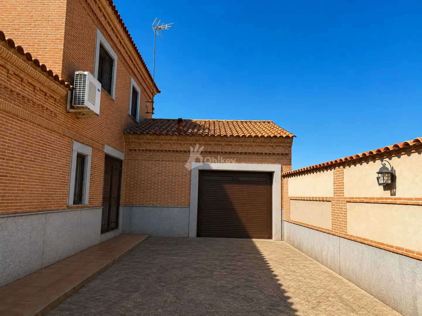 Vista exterior de Casa o chalet en venta en Cedillo del Condado con Aire acondicionado, Calefacción y Piscina