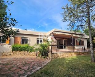 Vista exterior de Casa o xalet de lloguer en San Antonio de Benagéber amb Calefacció, Jardí privat i Parquet