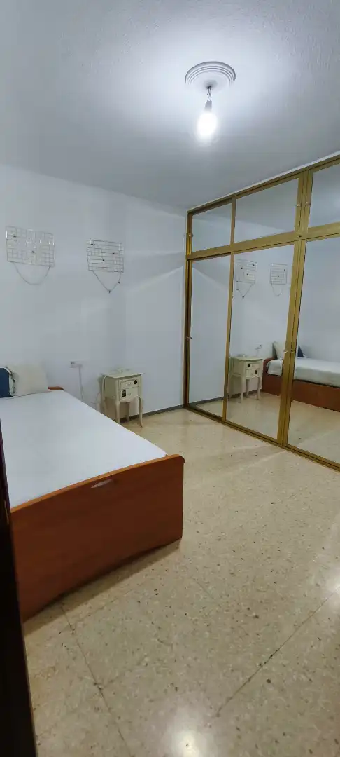 Dormitori de Pis de lloguer en Córdoba amb Aire condicionat, Terrassa i Moblat