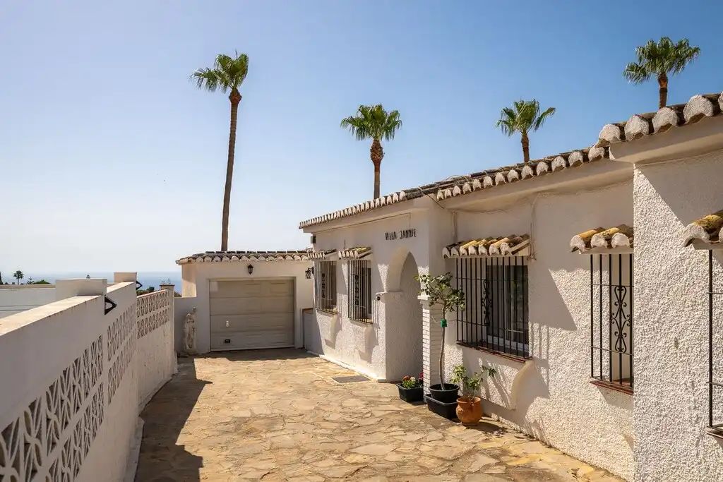 Vista exterior de Casa o xalet en venda en Benalmádena amb Aire condicionat, Jardí privat i Terrassa