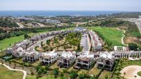 Vista exterior de Casa o xalet en venda en Estepona amb Aire condicionat, Jardí privat i Terrassa