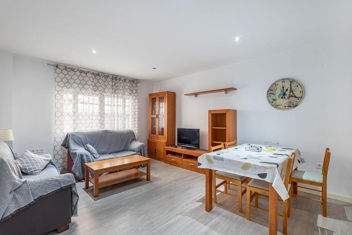 Living room of Flat for sale in  Granada Capital  with Air Conditioner