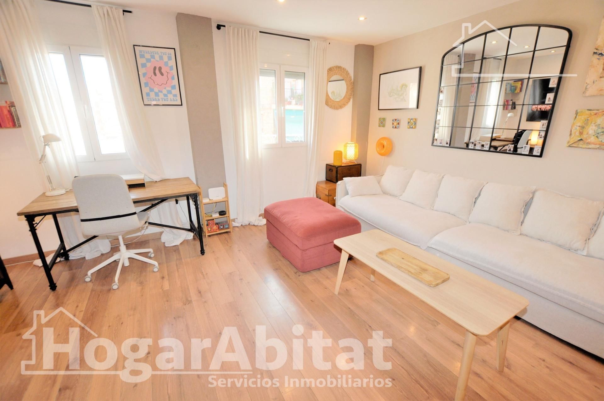Living room of Flat for sale in  Valencia Capital  with Air Conditioner and Parquet flooring
