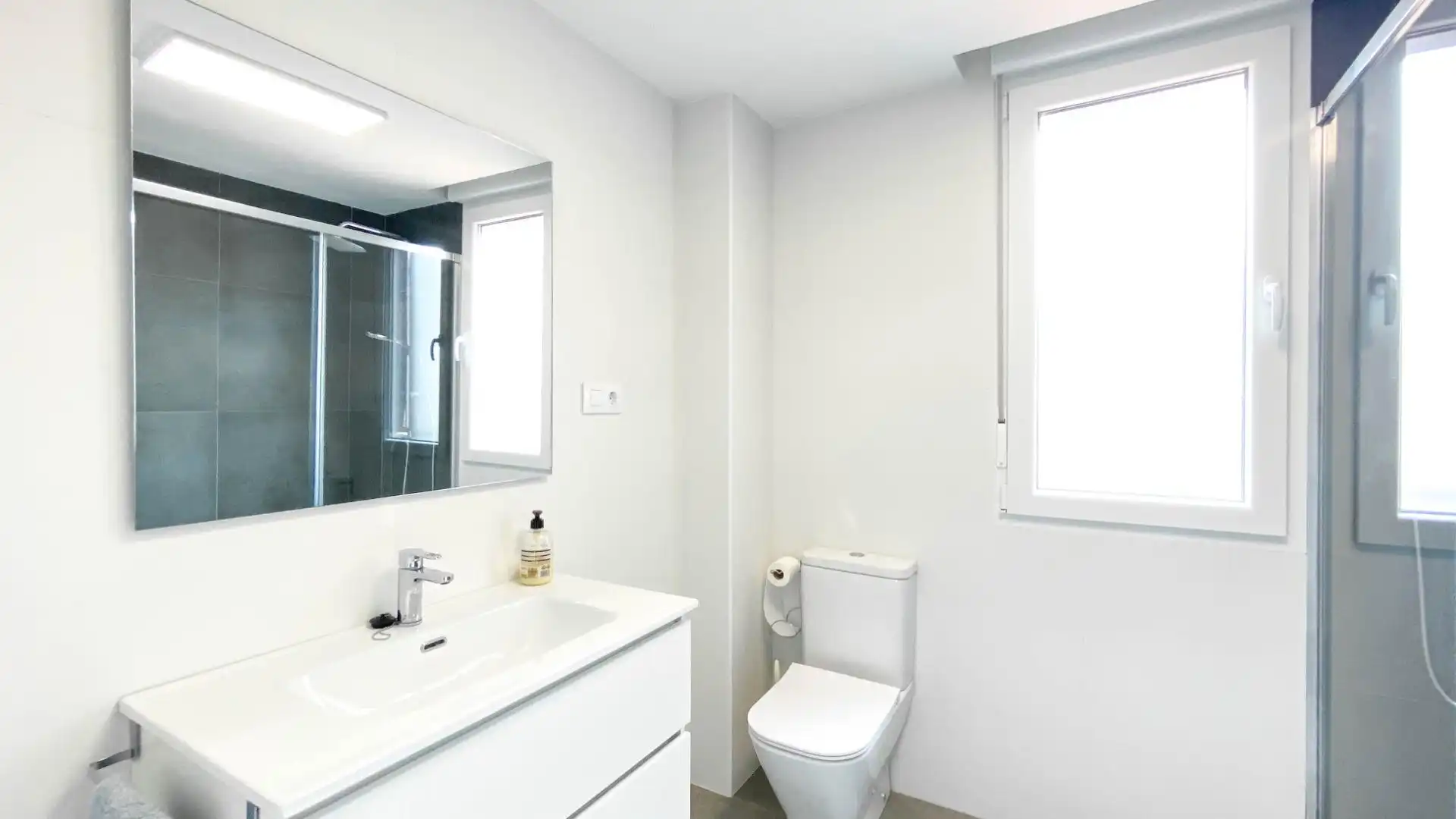 Bathroom of Flat for rent in Santander  with Heating and Furnished