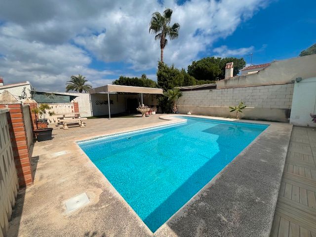 Piscina de Casa o xalet en venda en Elche / Elx amb Aire condicionat, Calefacció i Jardí privat