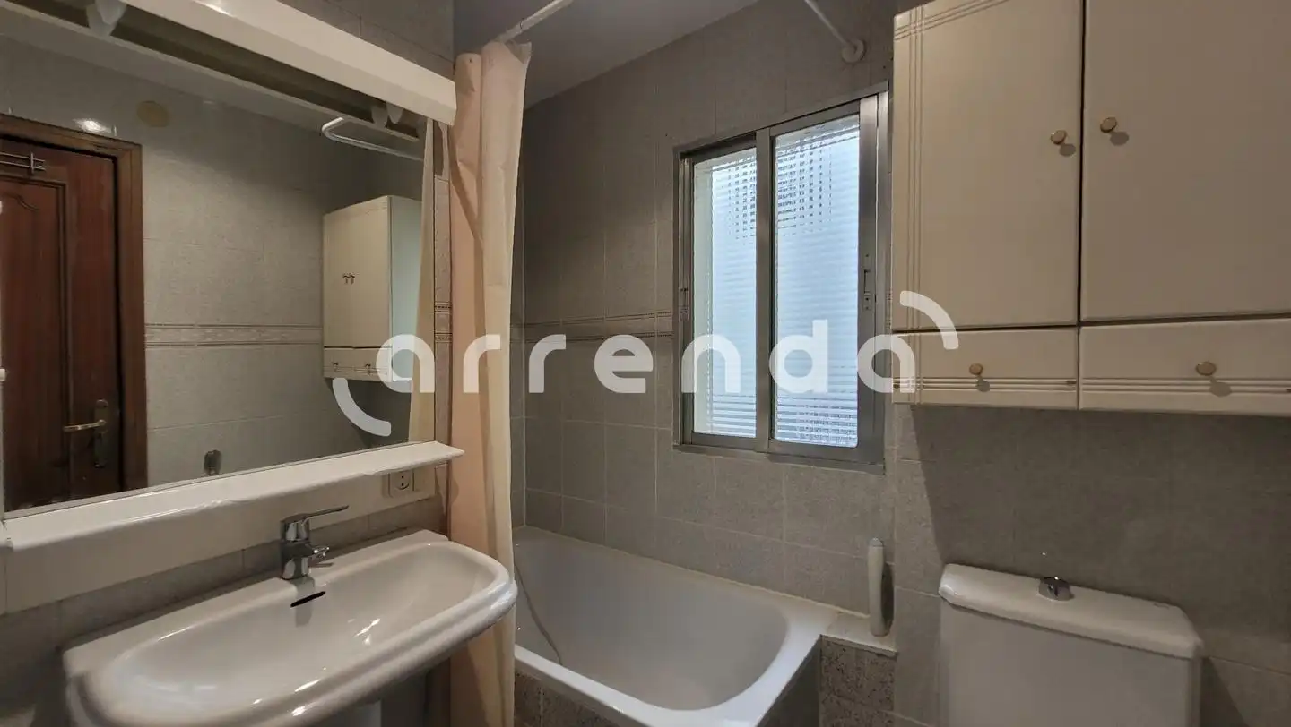 Bathroom of Flat for rent in Madrid  with Heating and Parquet flooring