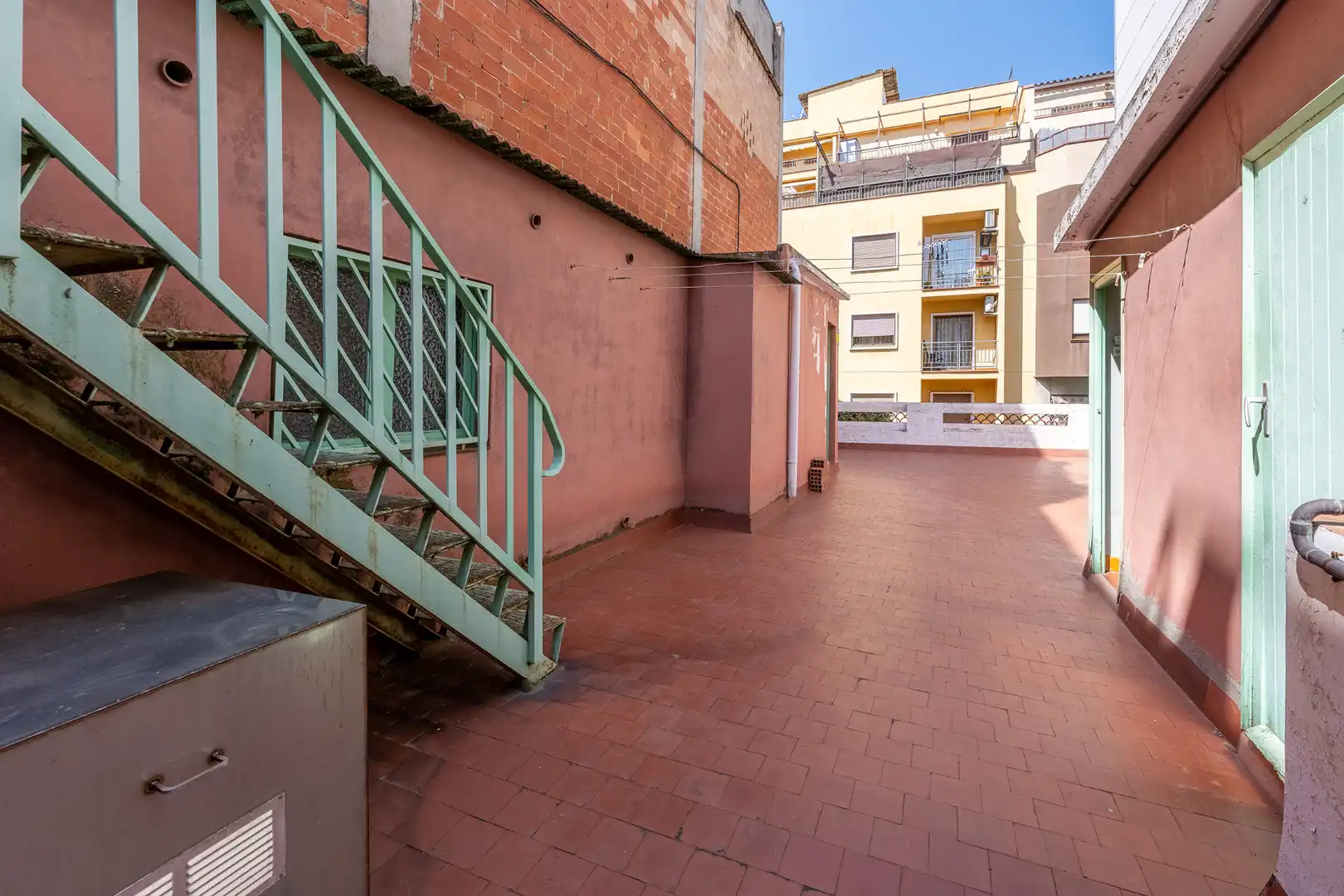 Vista exterior de Casa adosada en venda en Barcelona amb Calefacció, Jardí privat i Terrassa