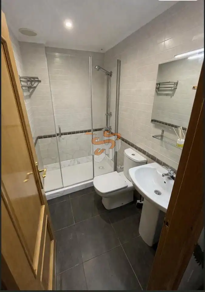 Bany de Apartament de lloguer en Ferrol amb Calefacció, Traster i Moblat