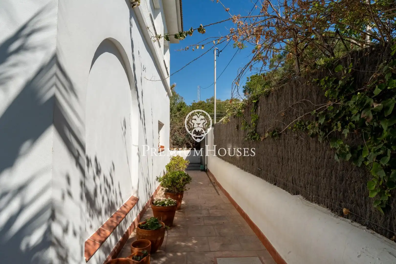 Exterior view of Houses for sale in Vilanova i la Geltrú  with Air Conditioner, Heating and Private garden