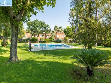 Casa pareada con piscina en venta en Avenida ANDALUCIA