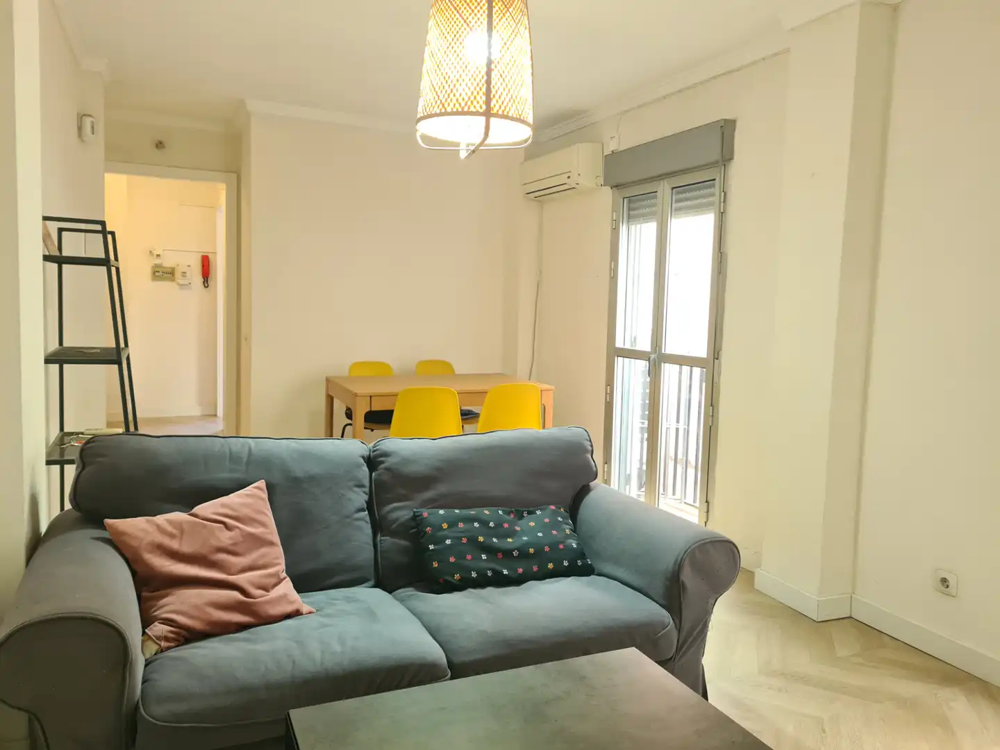 Living room of Flat for sale in Sevilla  with Air Conditioner, Storage room and Balcony