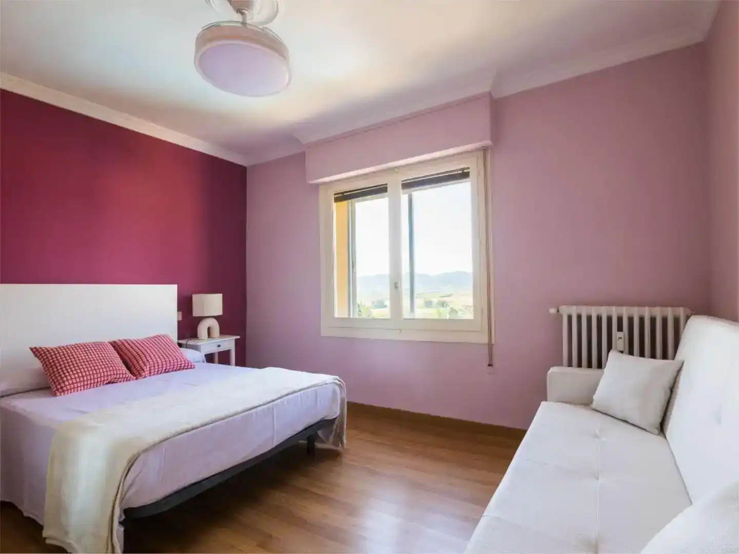 Schlafzimmer von Wohnung zur Miete in Haro mit Balkon