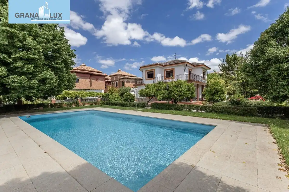 Chalet con piscina en venta en Calle del Albaricoque