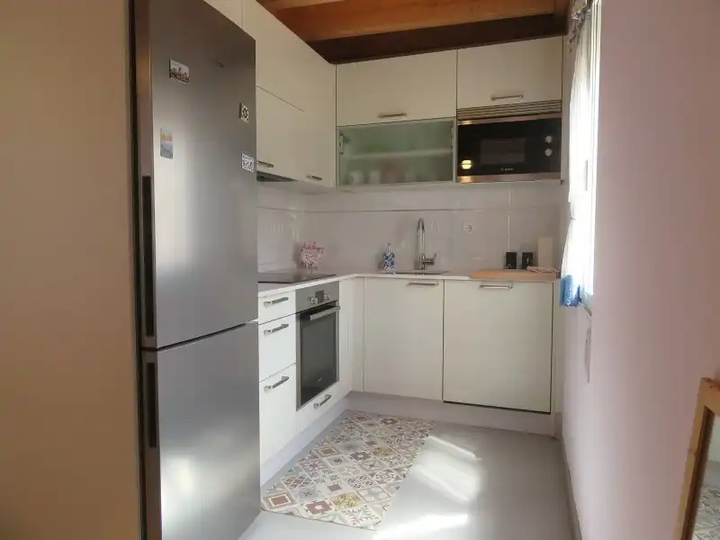 Cuina de Casa o xalet en venda en San Andrés del Rabanedo amb Calefacció i Jardí privat