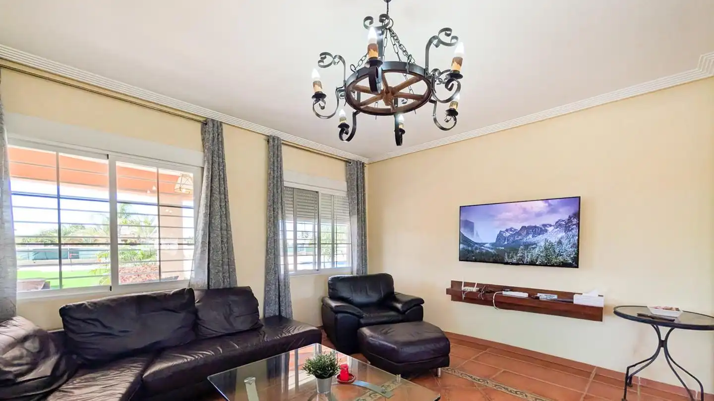 Sala d'estar de Casa o xalet en venda en Elche / Elx amb Aire condicionat, Jardí privat i Terrassa