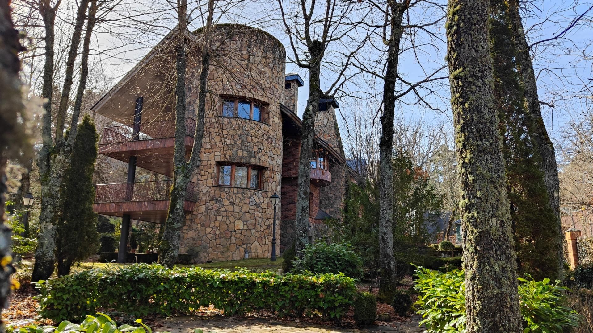 Vista exterior de Casa o xalet en venda en El Espinar amb Calefacció, Jardí privat i Terrassa